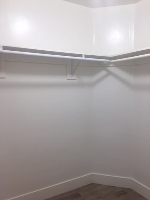 Long Beach Apartment: 429 W 8th St.