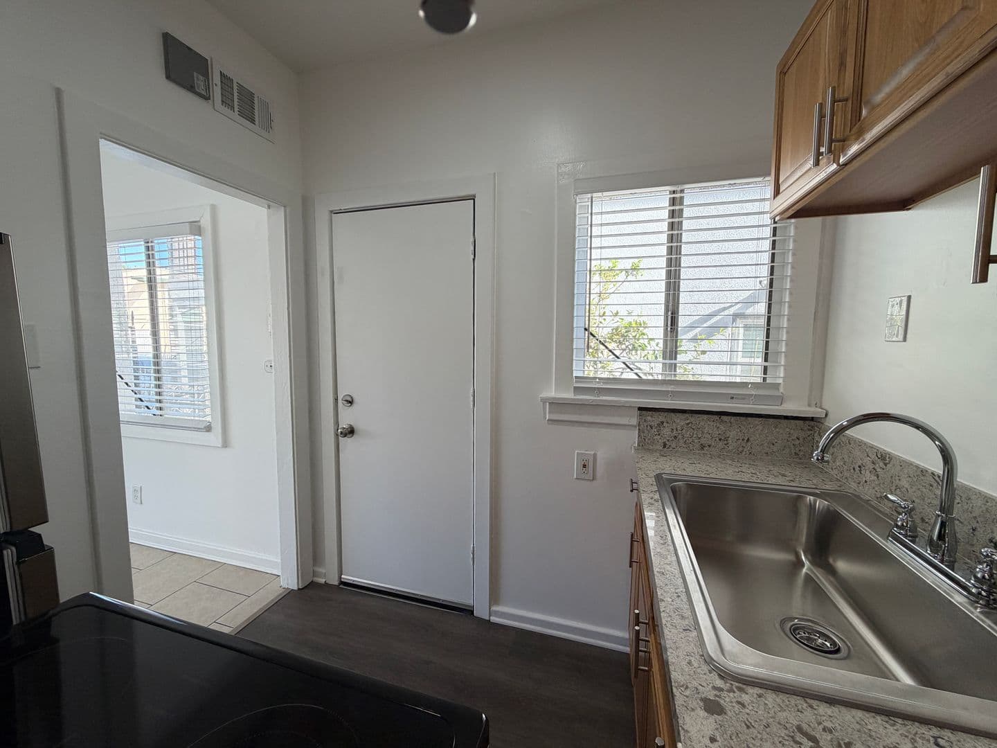 Long Beach Apartment: 636 Lime Avenue