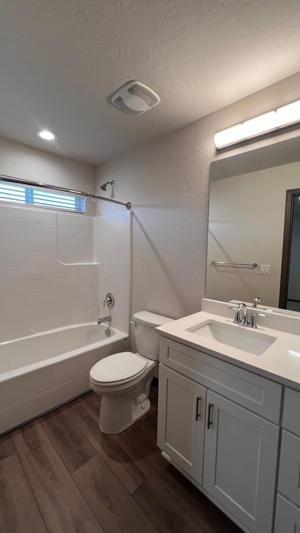 Deer Park Apartment: 21 E. H Street - B