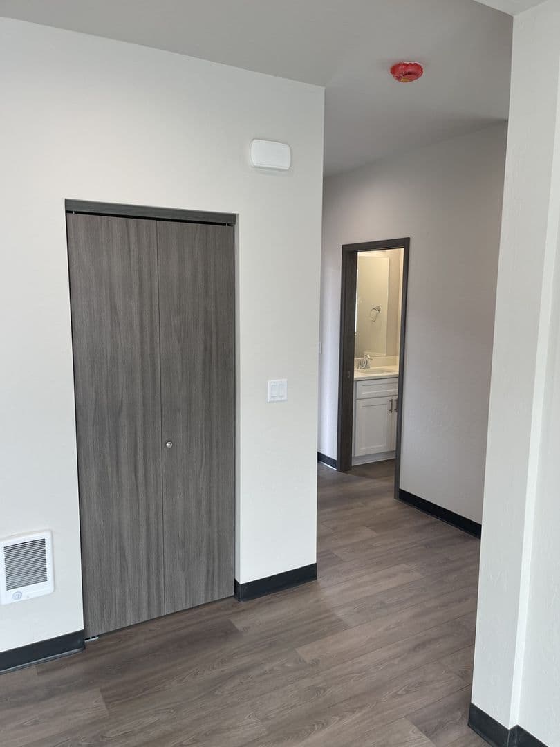 Deer Park Apartment: 21 E. H Street - B