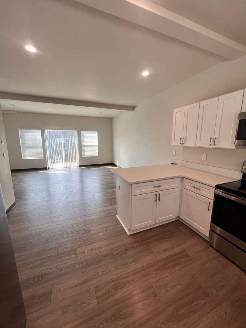 Deer Park Townhome: 21 E. H Street - A