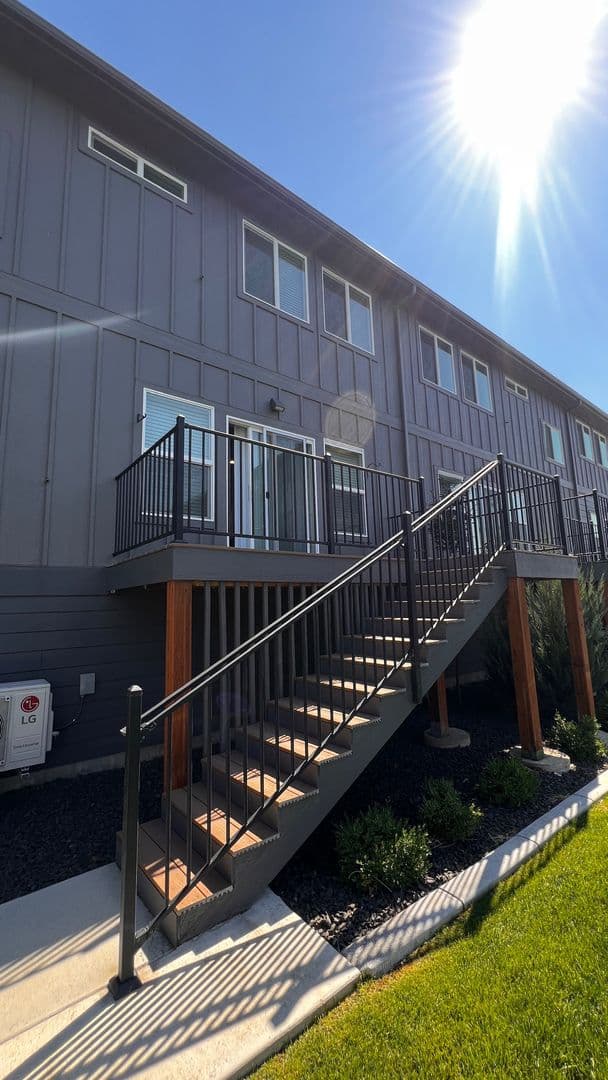 Deer Park Apartment: 21 E. H Street - B