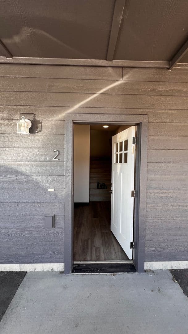 Deer Park Apartment: 21 E. H Street - B