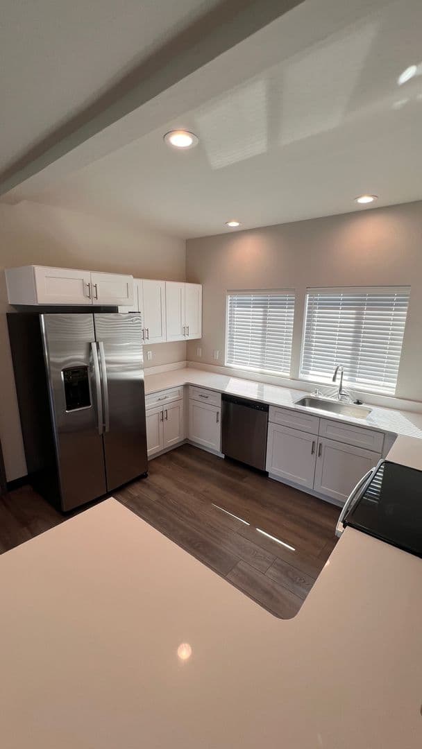 Deer Park Apartment: 21 E. H Street - B