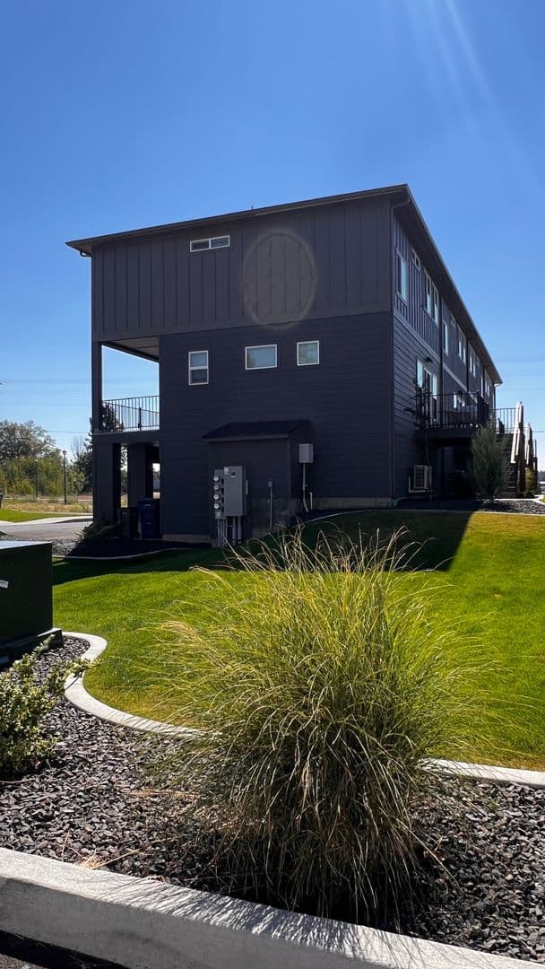 Deer Park Apartment: 21 E. H Street - B