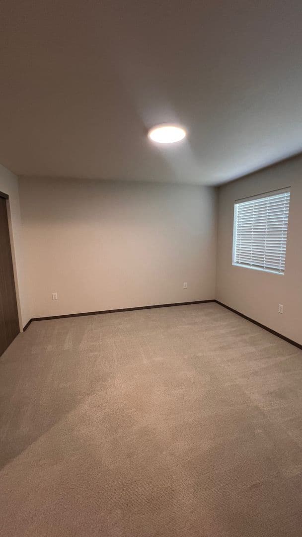 Deer Park Apartment: 21 E. H Street - B
