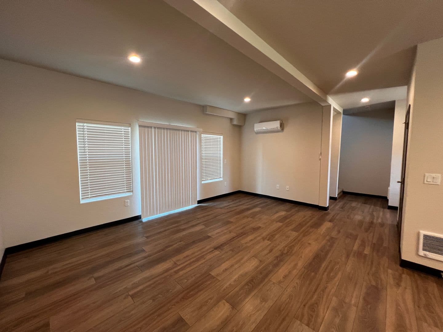 Deer Park Apartment: 21 E. H Street - B