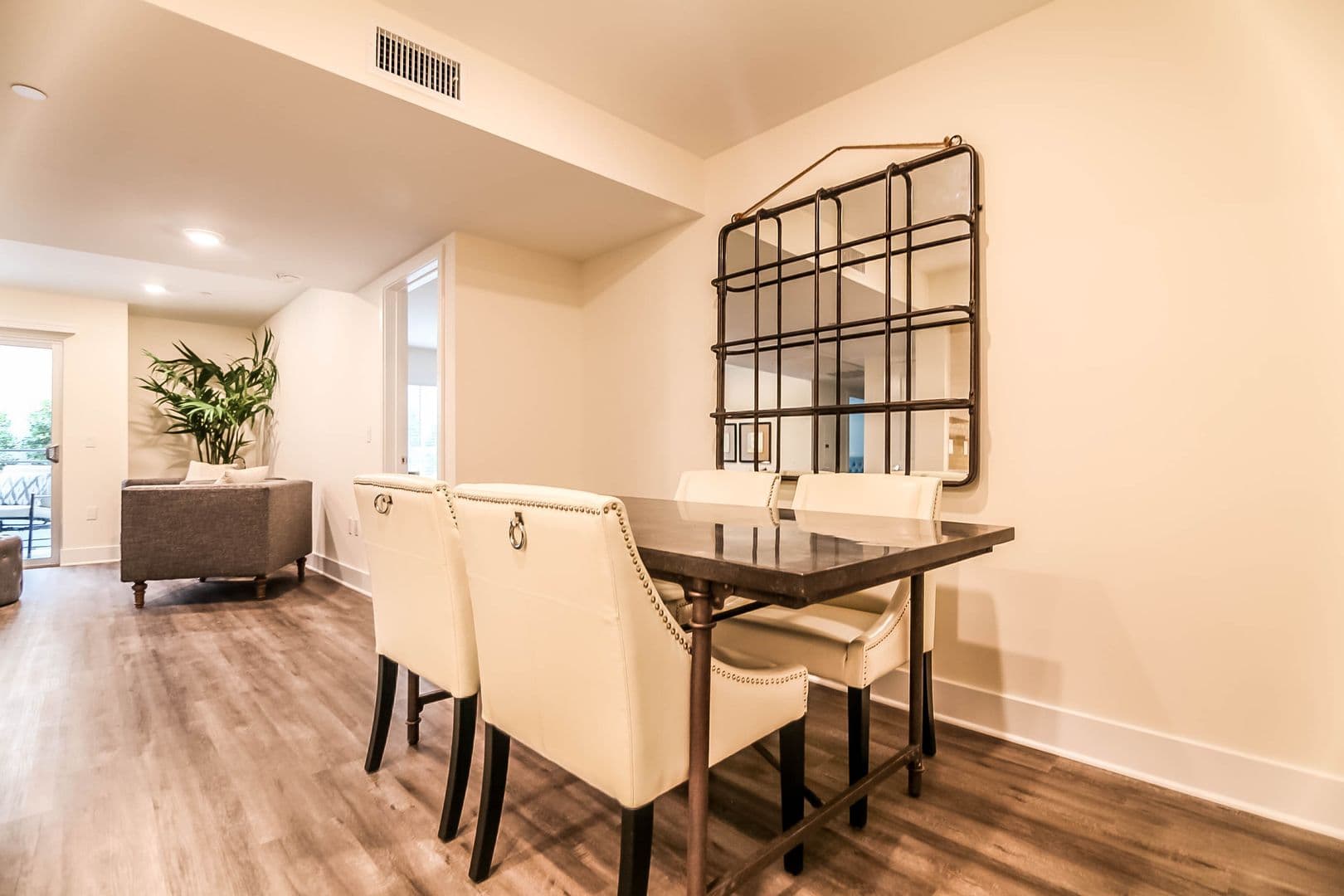 Los Angeles Apartment: 5026 Rosewood Ave