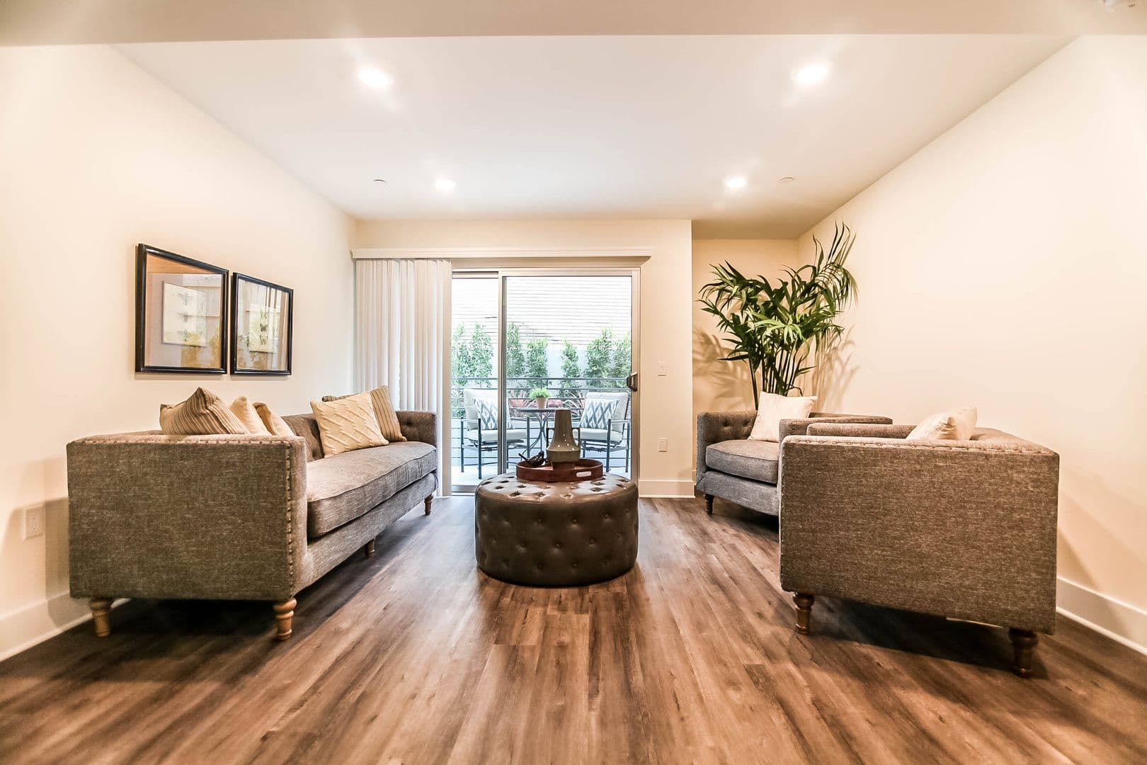 Los Angeles Apartment: 5026 Rosewood Ave
