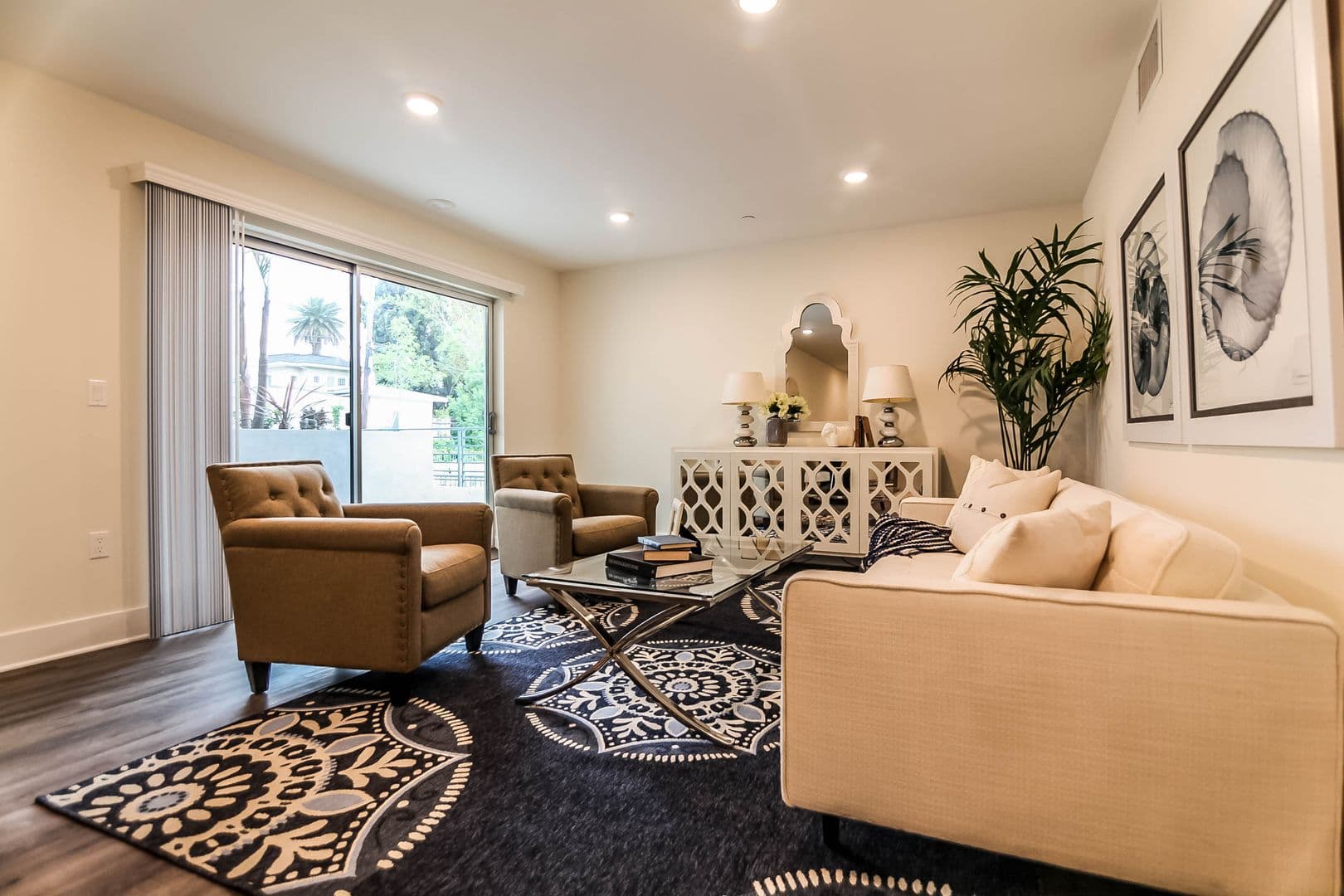 Los Angeles Apartment: 5026 Rosewood Ave