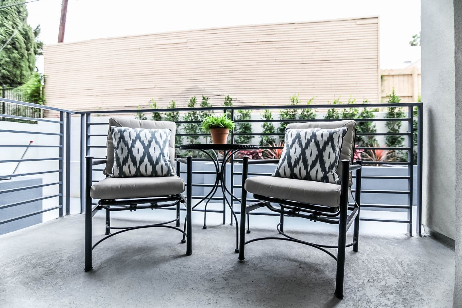 Los Angeles Apartment: 5026 Rosewood Ave