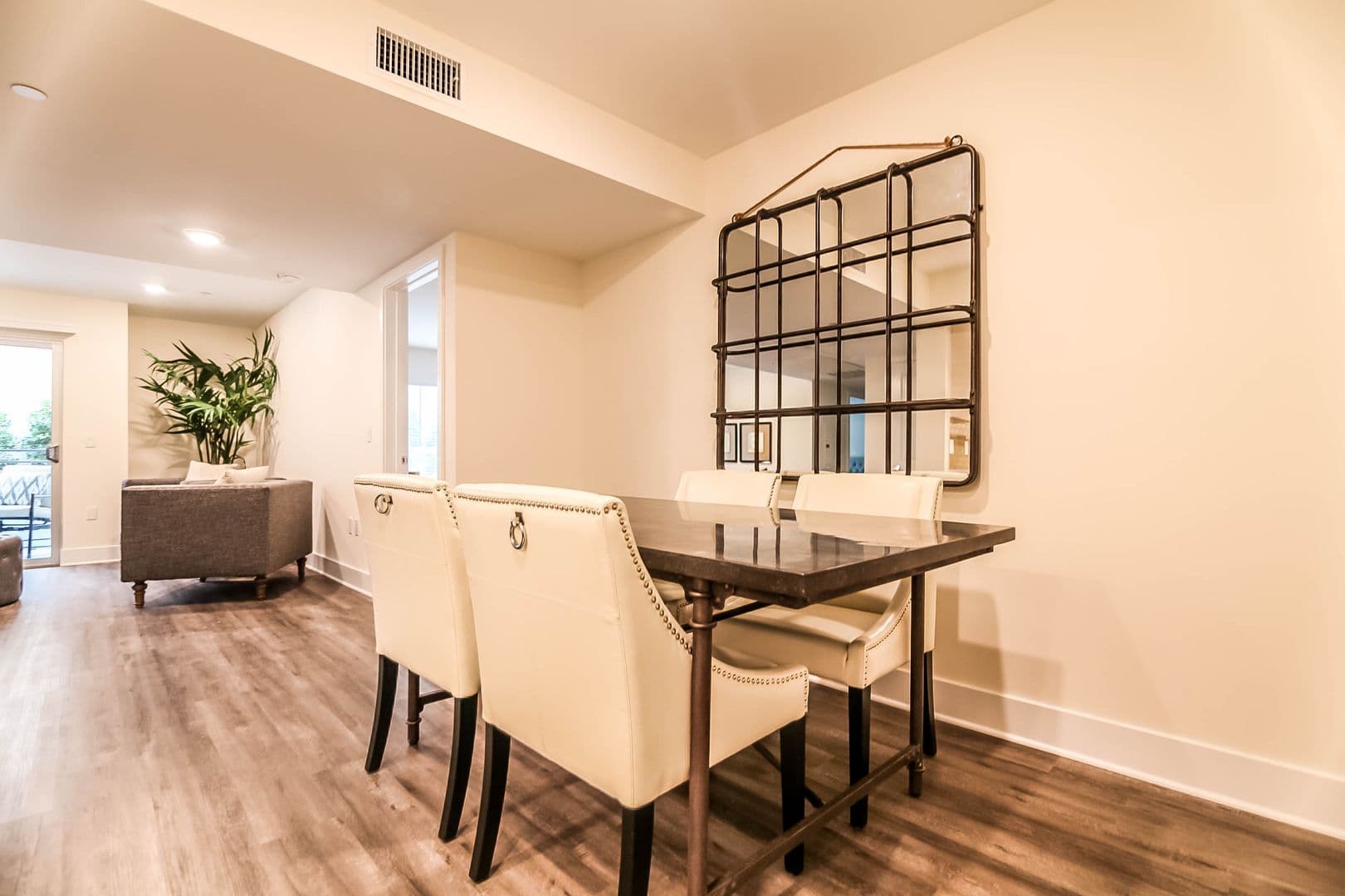 Los Angeles Apartment: 5026 Rosewood Ave