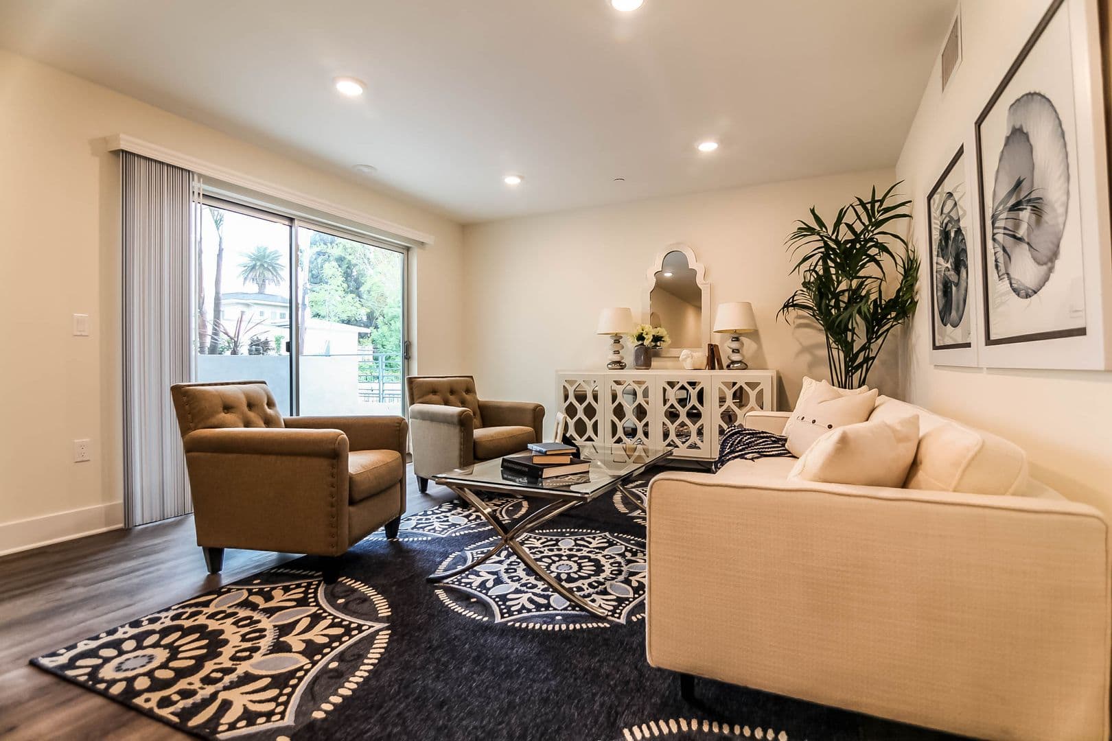 Los Angeles Apartment: 5026 Rosewood Ave