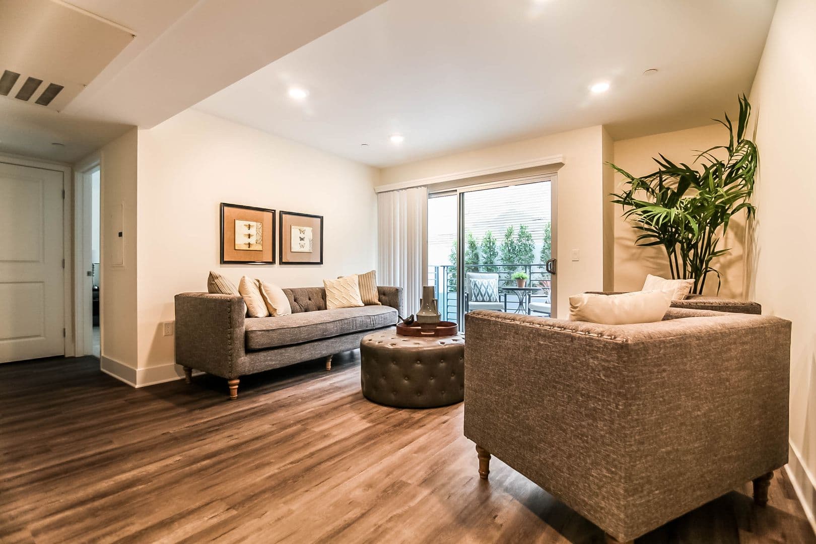 Los Angeles Apartment: 5026 Rosewood Ave