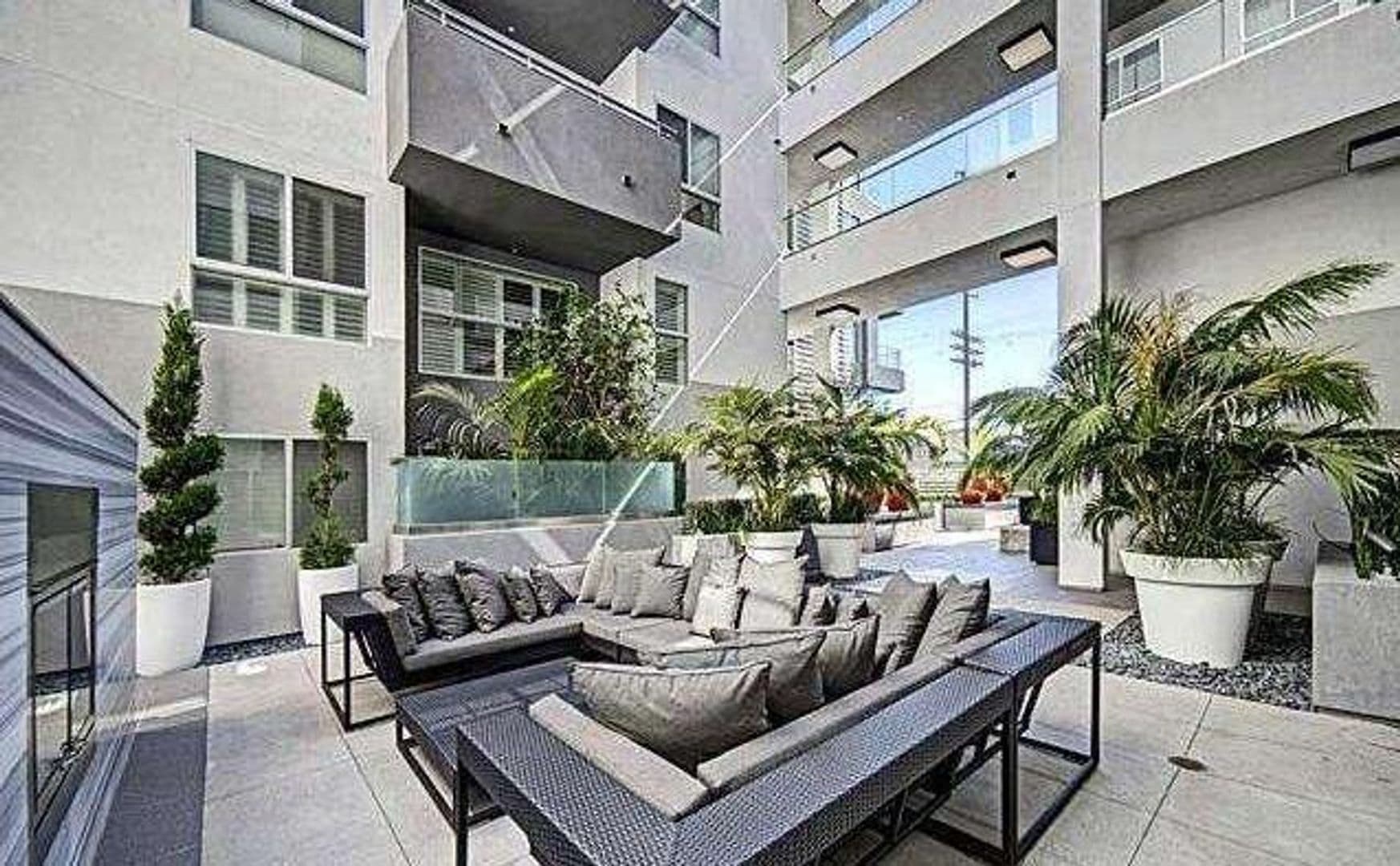 Los Angeles House: 1730 Sawtelle Blvd