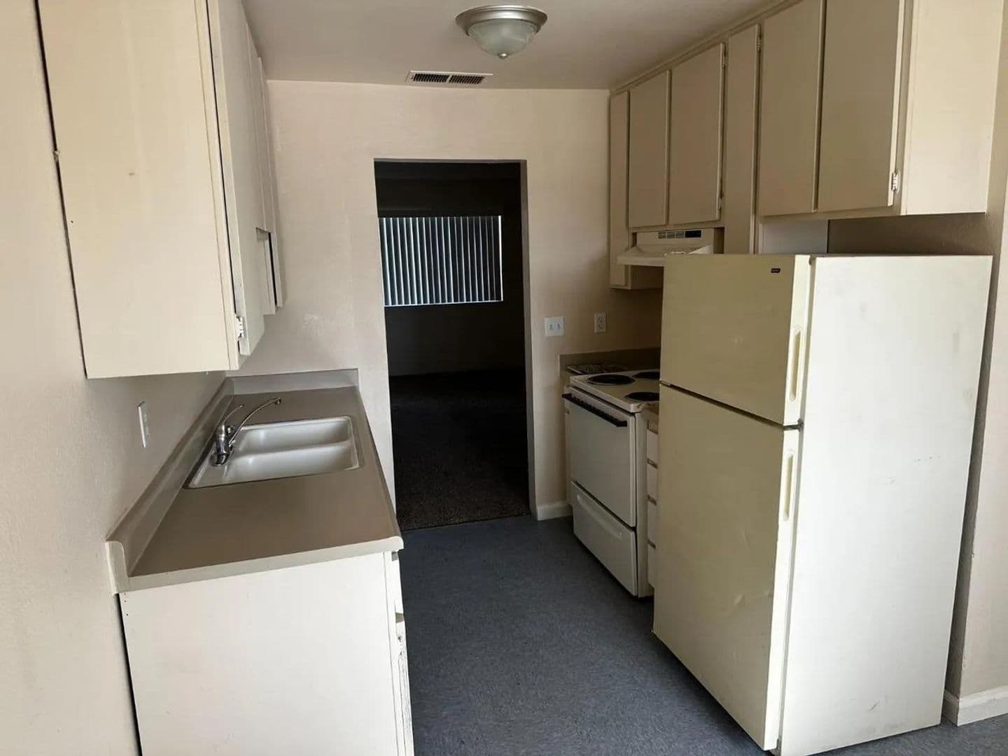 Fresno Apartment: 1905 E Pontiac Way