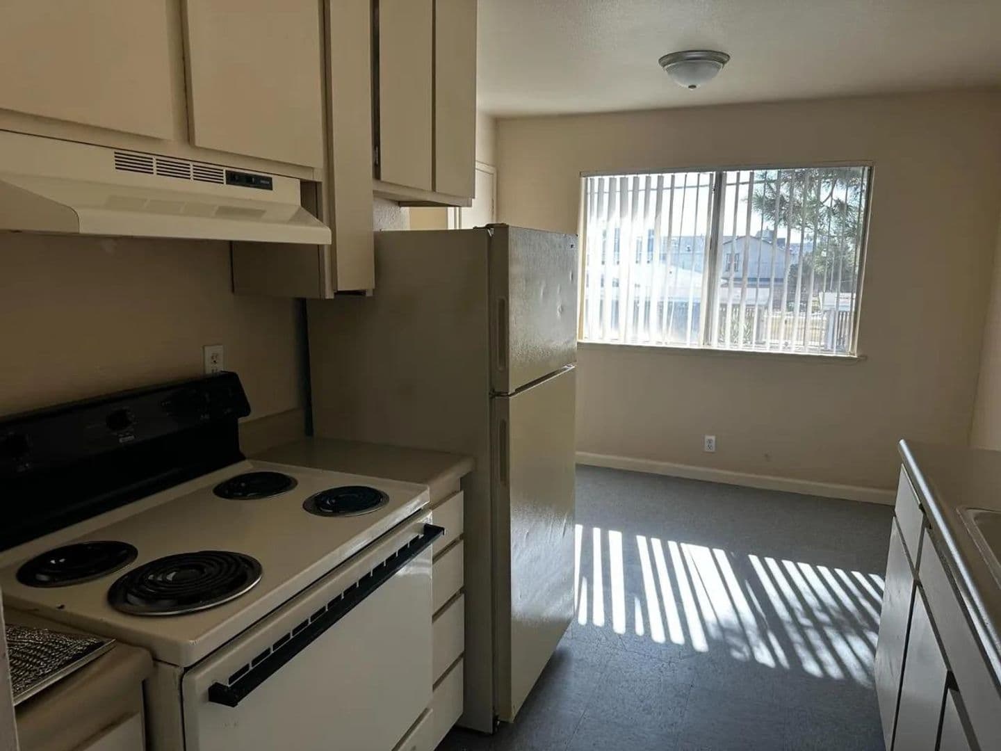 Fresno Apartment: 1905 E Pontiac Way