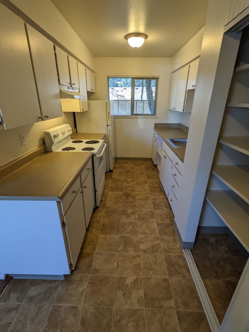 Hillsboro Apartment: 1184 NE Turner Drive
