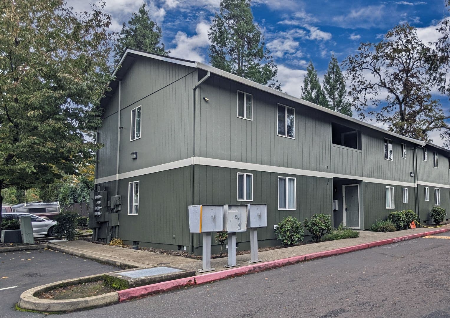 McMinnville Apartment: 855 SE Ford St