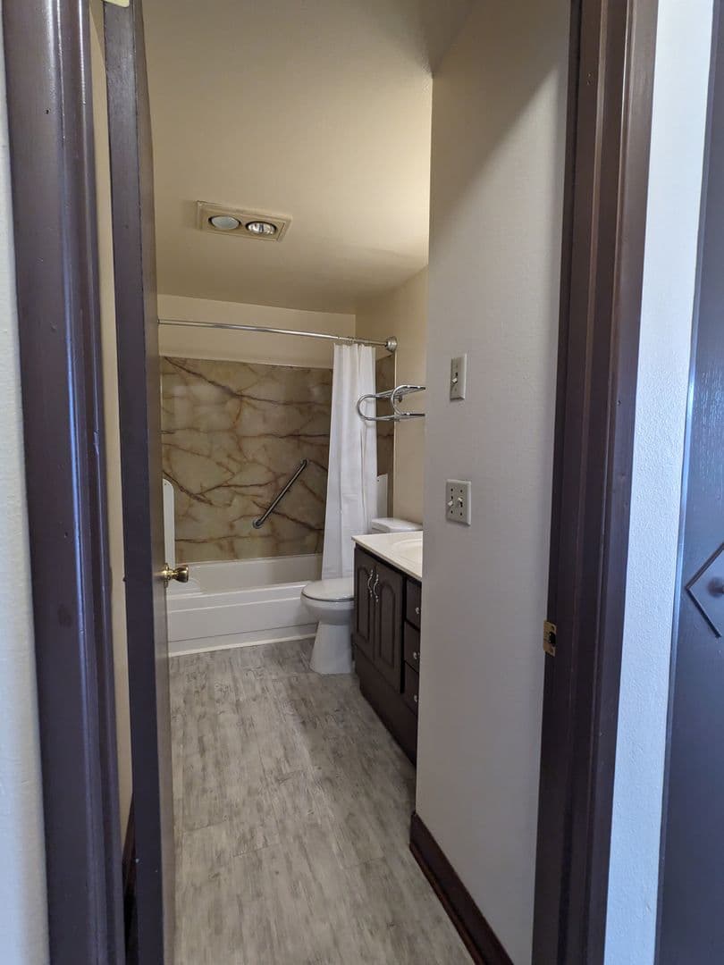 Portland Apartment: 4039 SE Holgate Blvd
