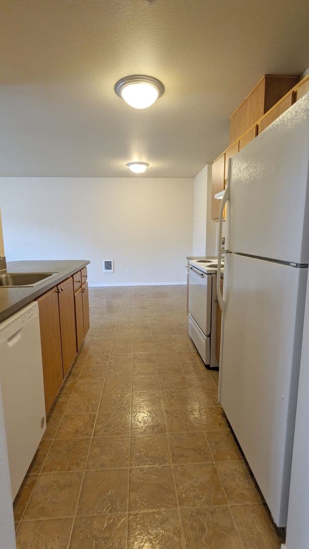 Salem Apartment: 4420-4455 Seaton Lane NE