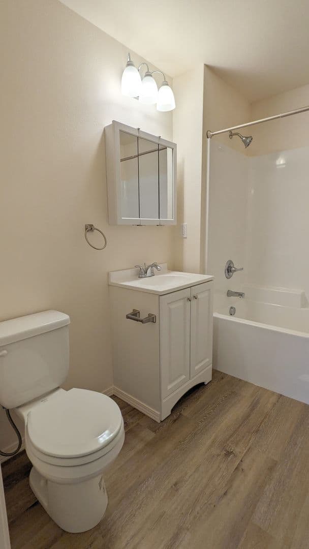 McMinnville Apartment: 855 SE Ford St