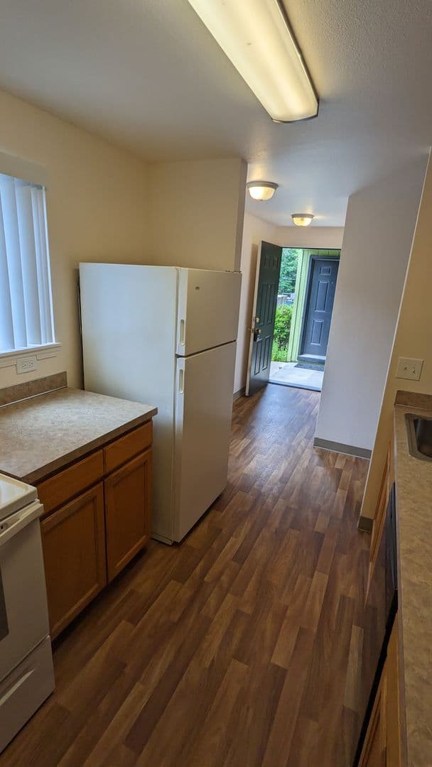 McMinnville Apartment: 855 SE Ford St