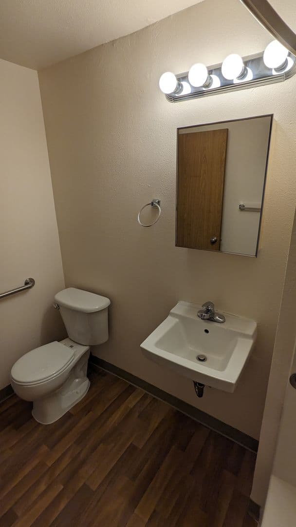 McMinnville Apartment: 855 SE Ford St
