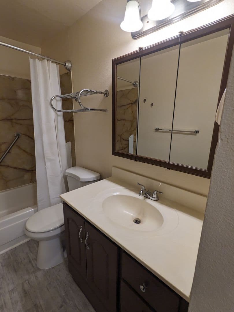 Portland Apartment: 4039 SE Holgate Blvd