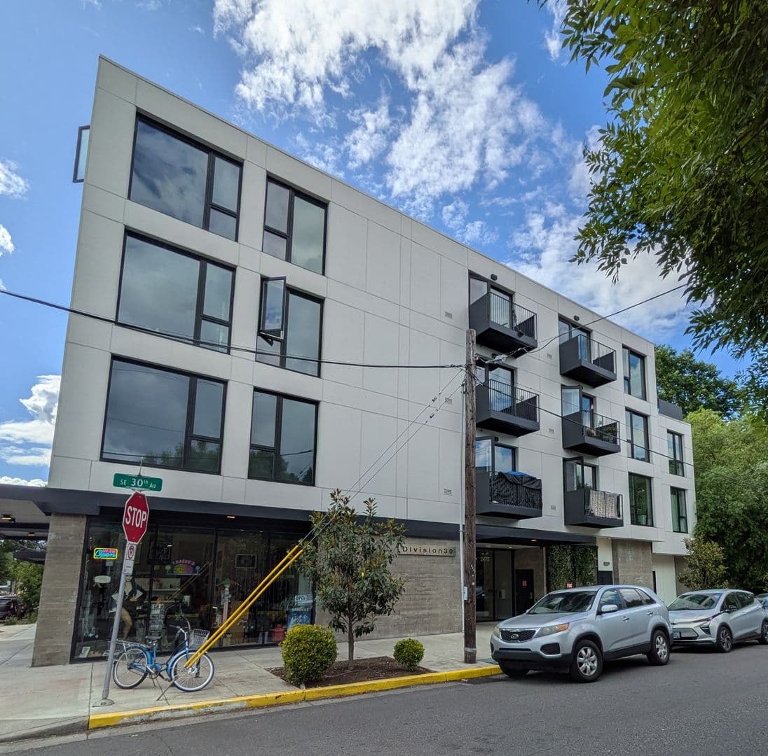 Portland Apartment: 2475 SE 30th Avenue