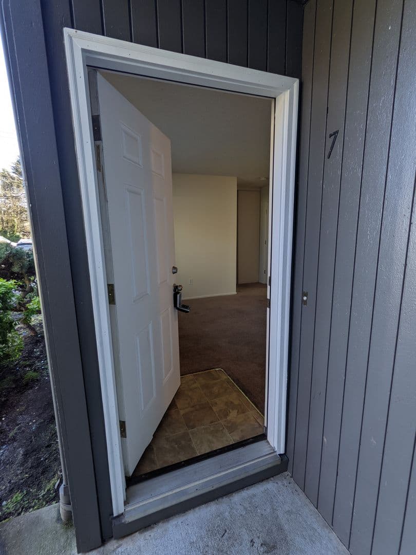 Hillsboro Apartment: 1184 NE Turner Drive