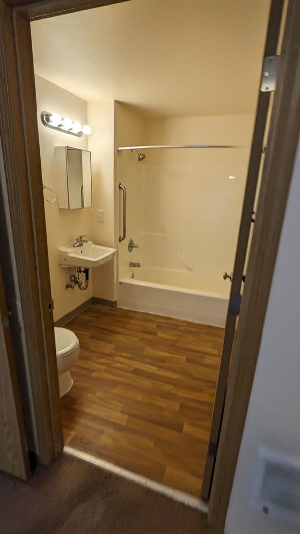 McMinnville Apartment: 855 SE Ford St