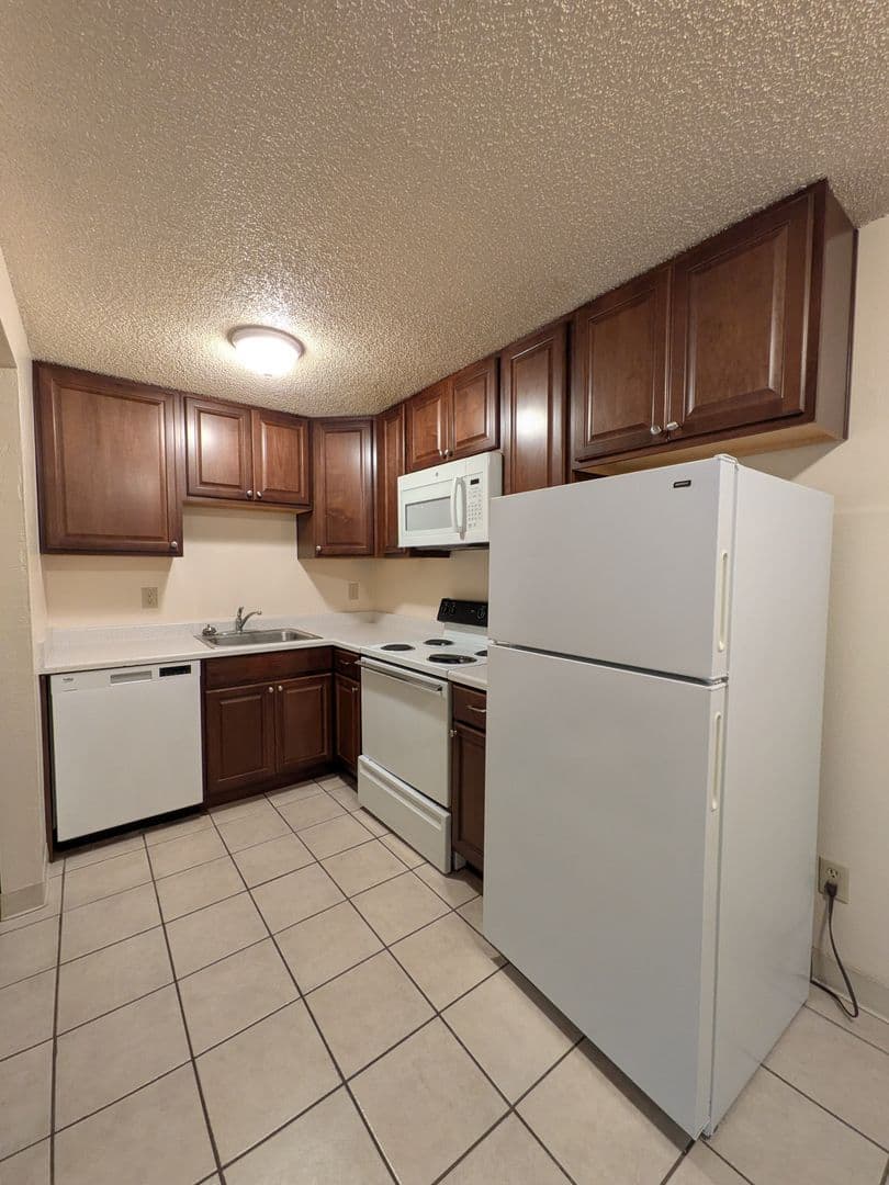 Portland Apartment: 4039 SE Holgate Blvd