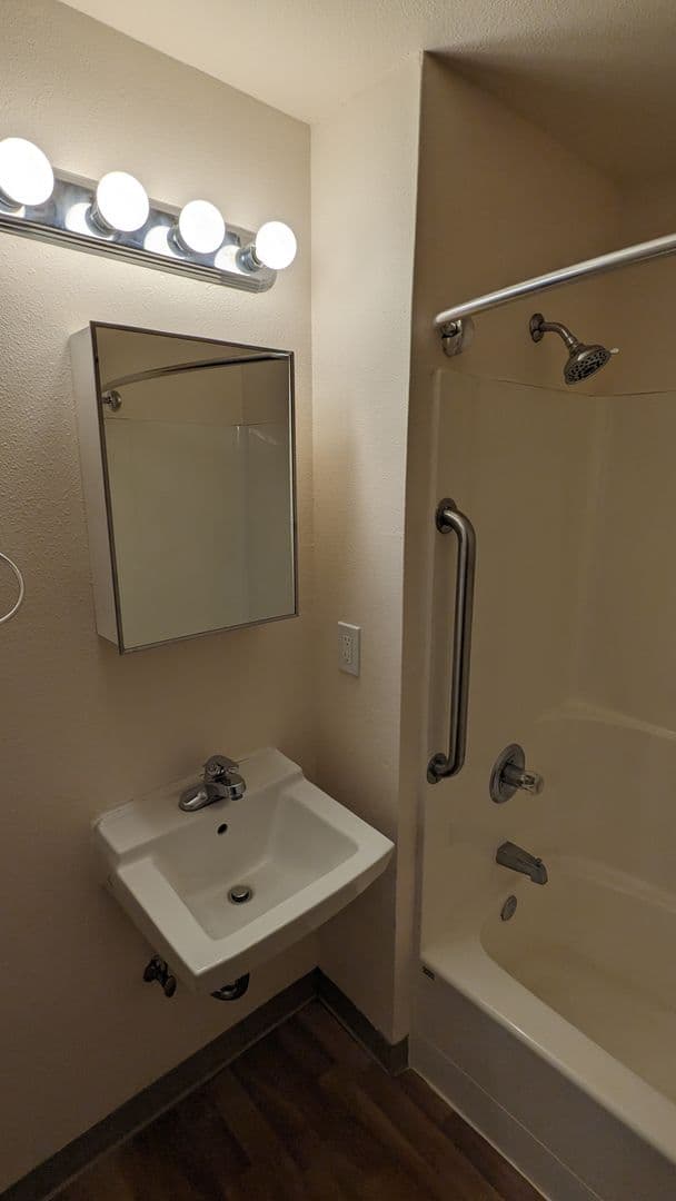 McMinnville Apartment: 855 SE Ford St