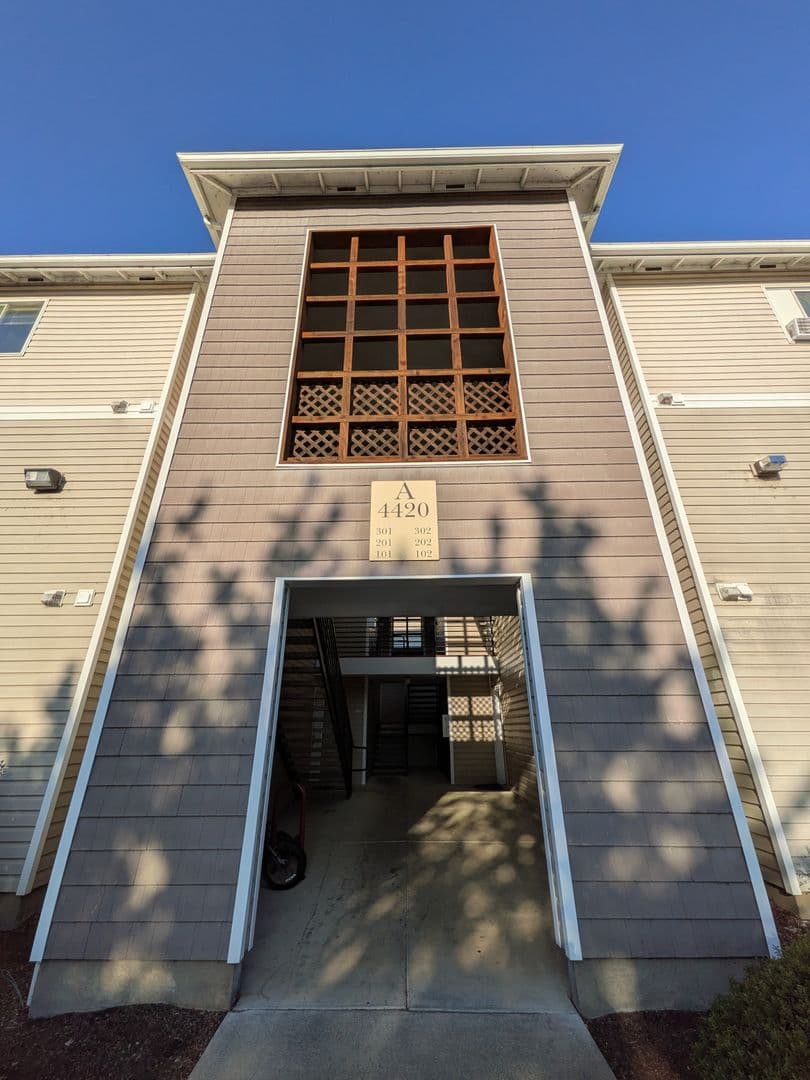 Salem Apartment: 4420-4455 Seaton Lane NE