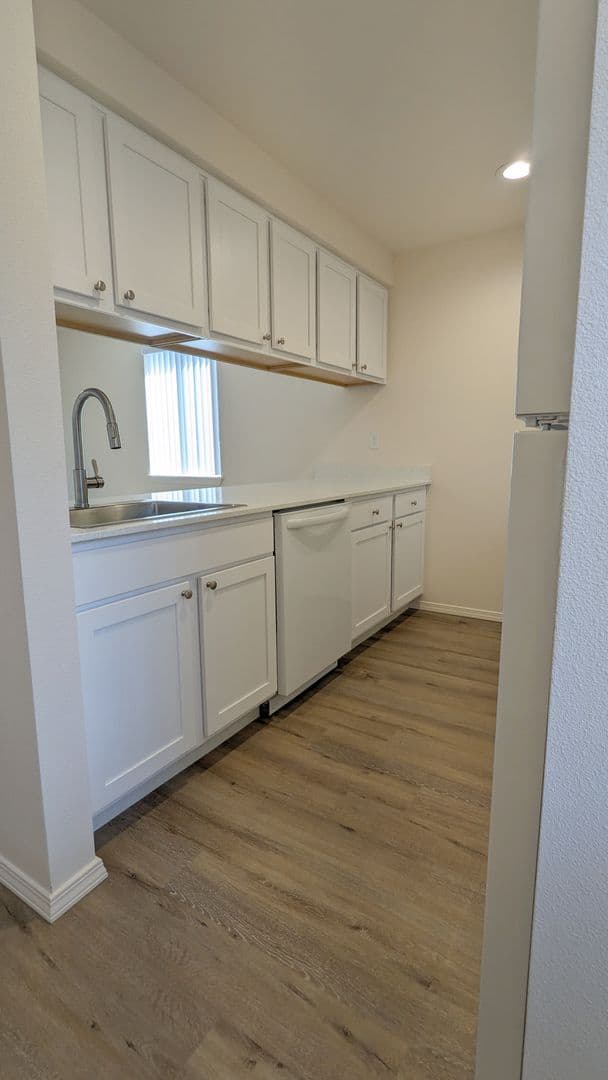 McMinnville Apartment: 855 SE Ford St