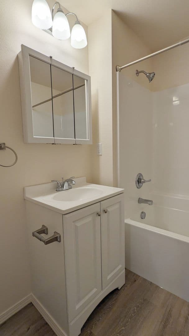 McMinnville Apartment: 855 SE Ford St