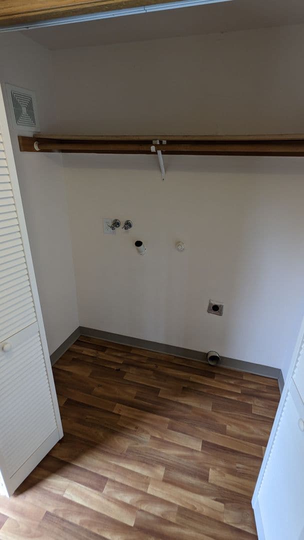 McMinnville Apartment: 855 SE Ford St