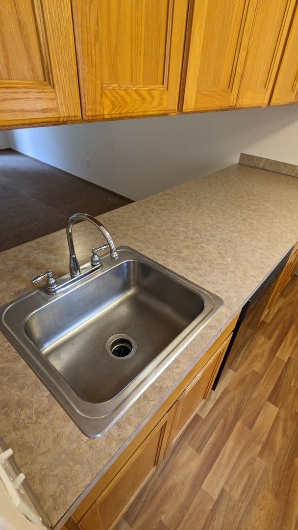 McMinnville Apartment: 855 SE Ford St