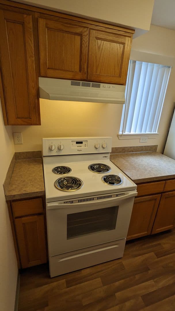 McMinnville Apartment: 855 SE Ford St