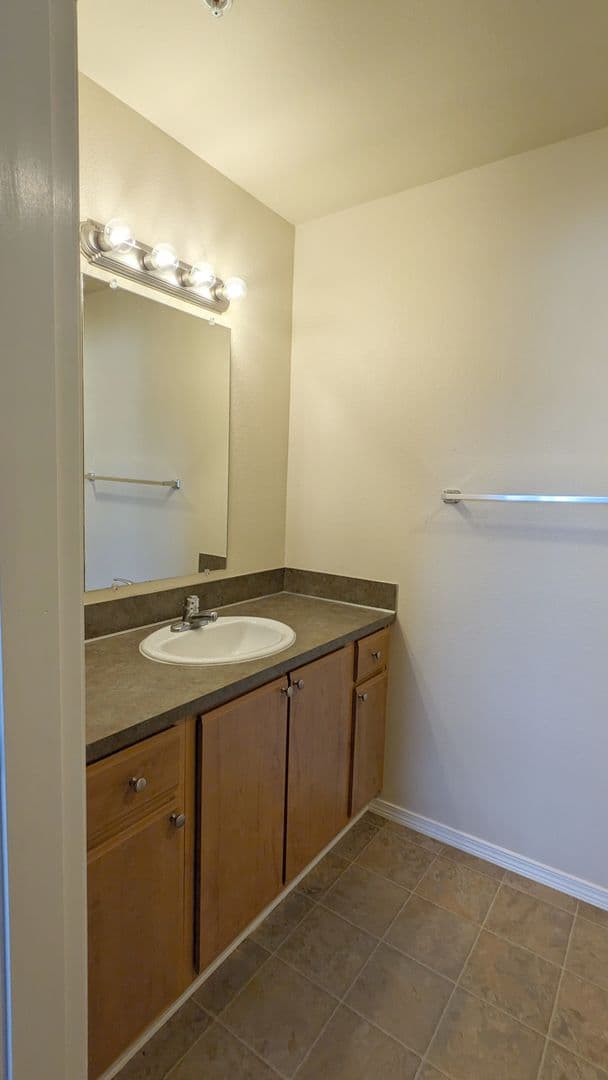 Salem Apartment: 4420-4455 Seaton Lane NE