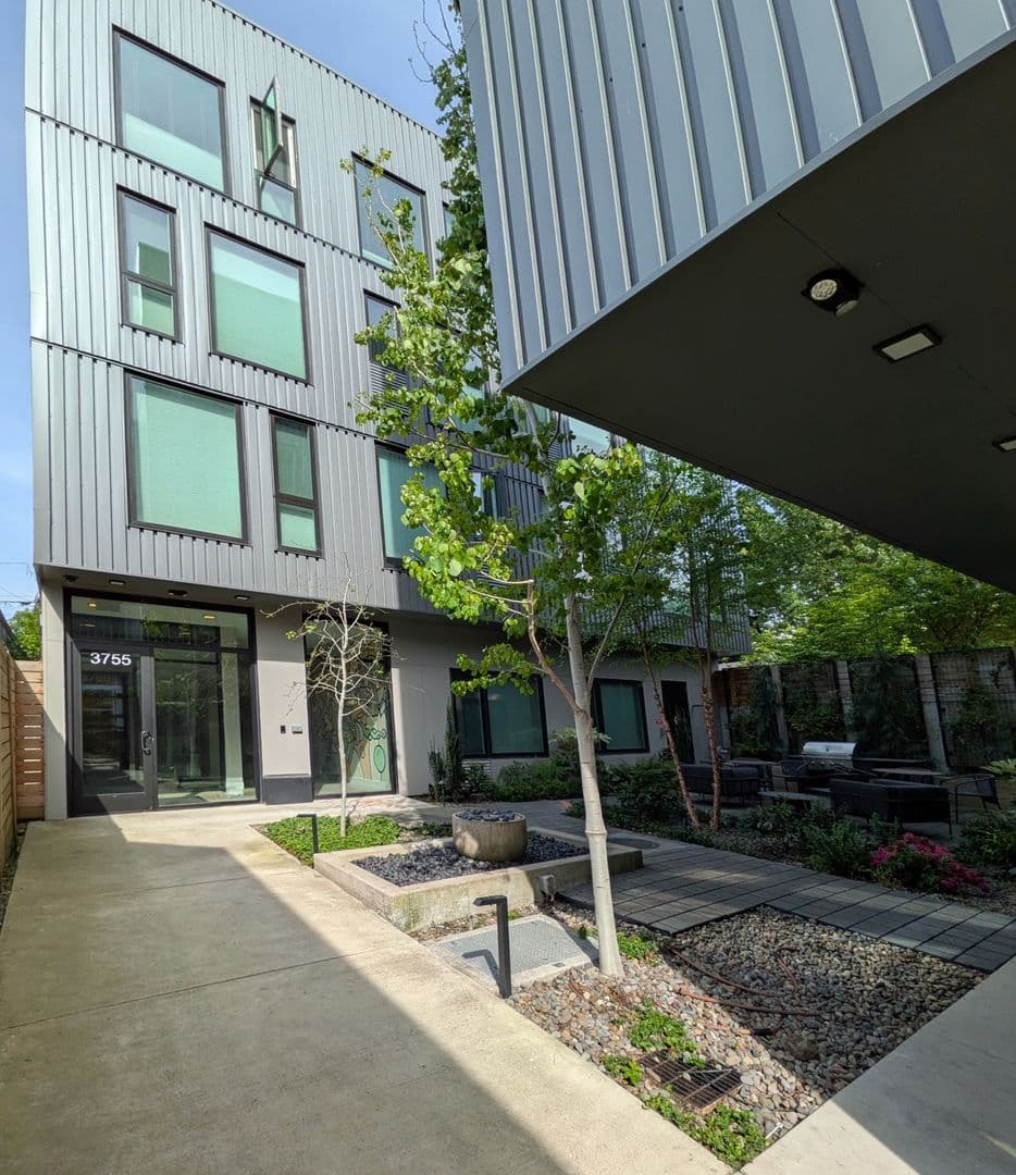 Portland Apartment: 3755 & 3763 N Williams Ave