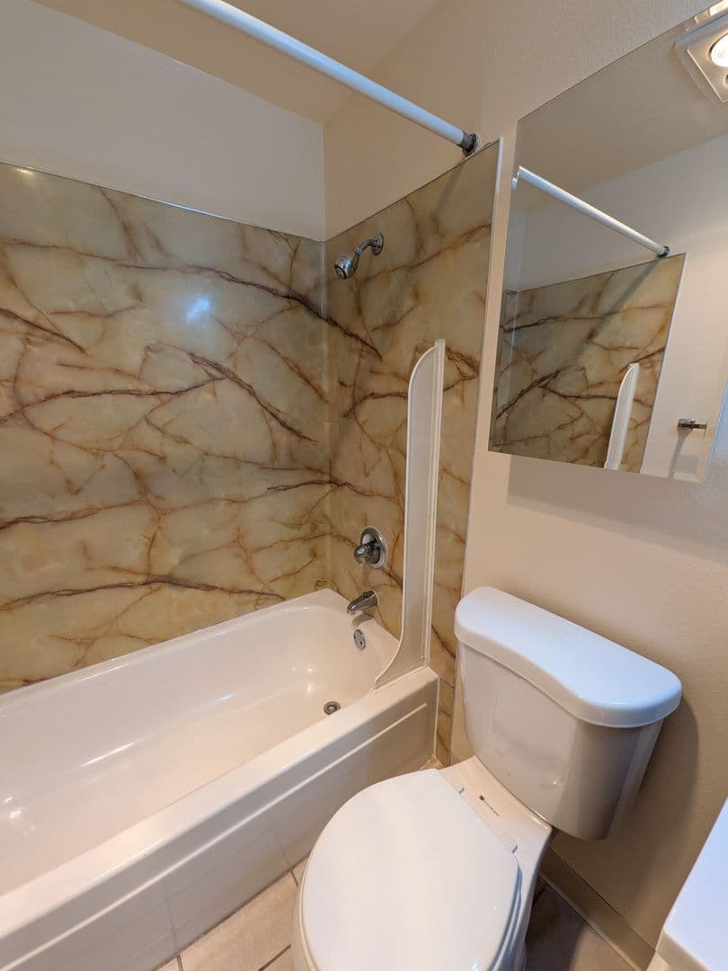 Portland Apartment: 4039 SE Holgate Blvd