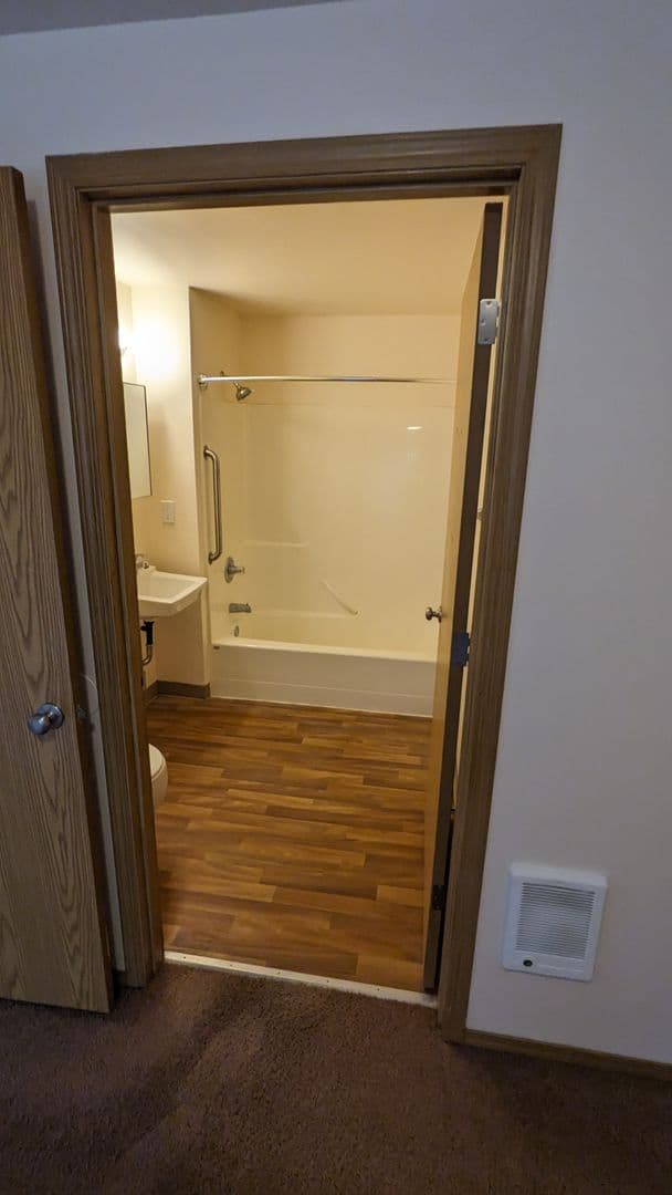 McMinnville Apartment: 855 SE Ford St