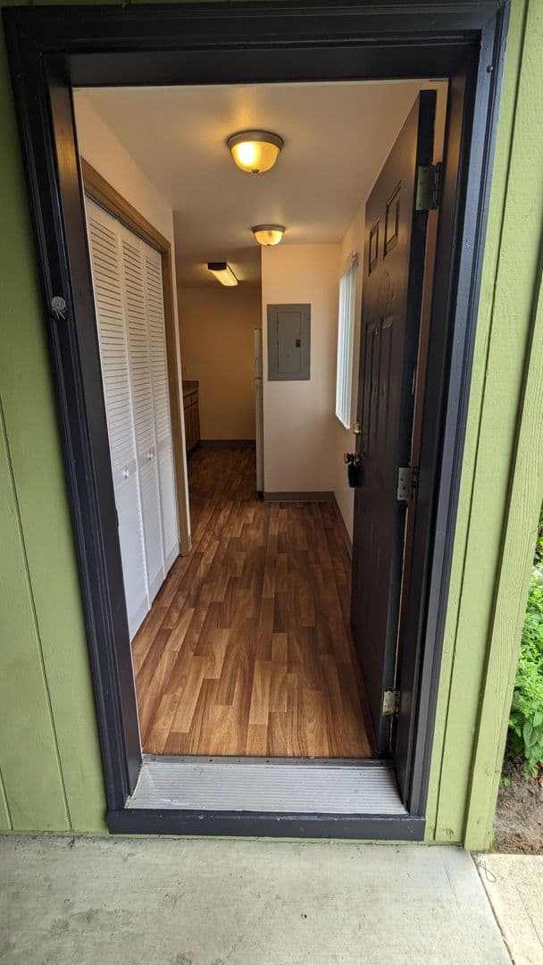 McMinnville Apartment: 855 SE Ford St