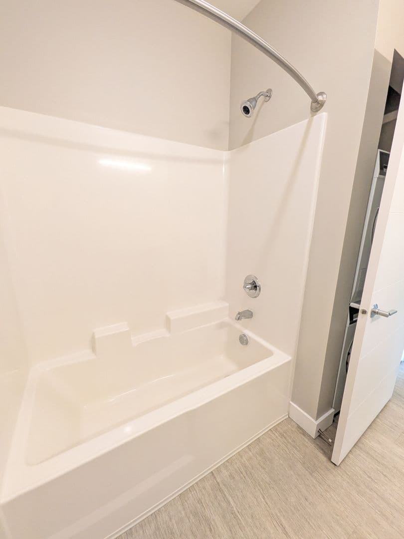 Portland Apartment: 2880 SE Division St