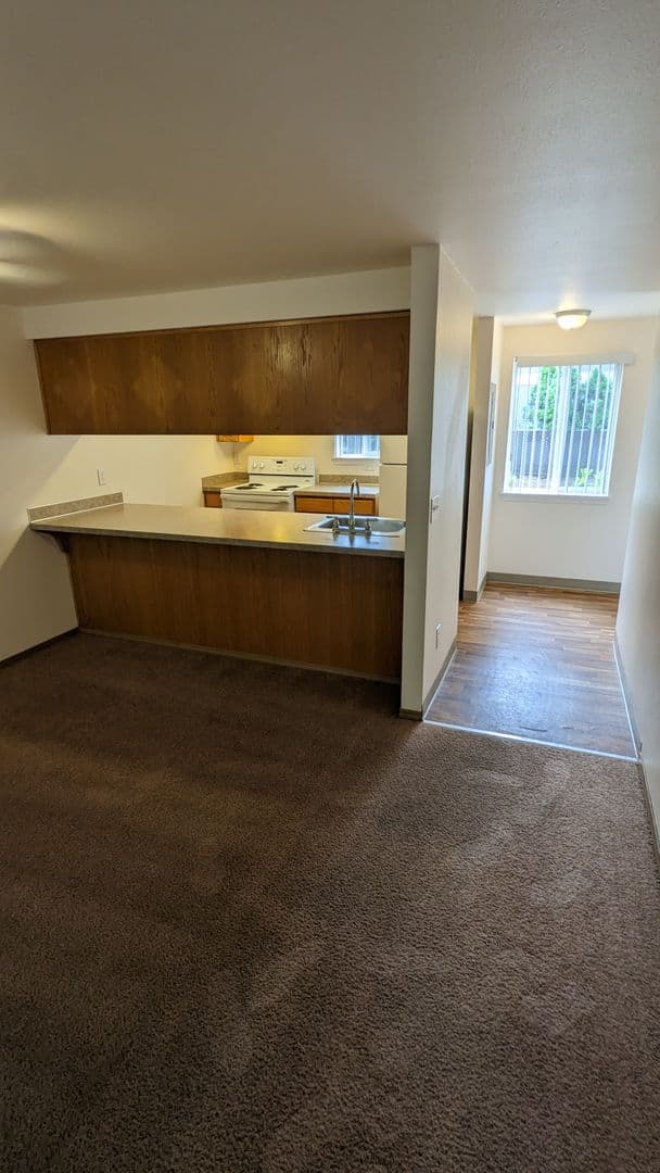 McMinnville Apartment: 855 SE Ford St