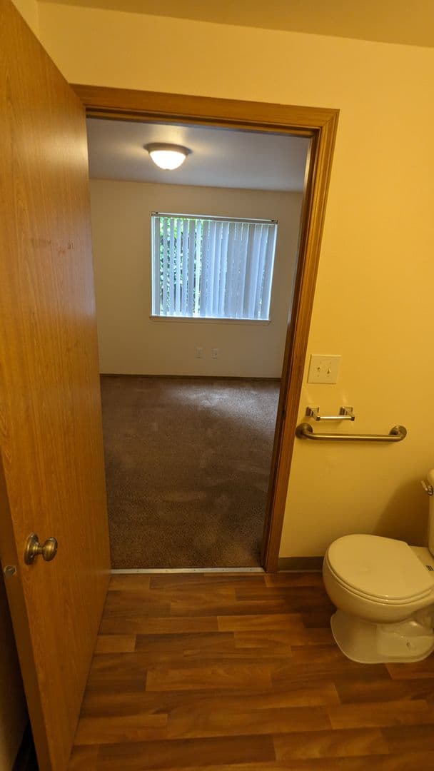 McMinnville Apartment: 855 SE Ford St
