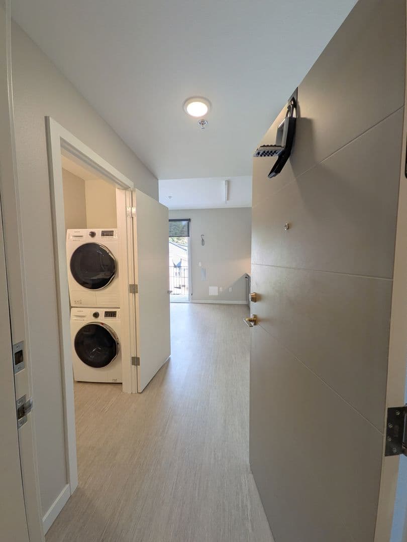 Portland Apartment: 2475 SE 30th Avenue