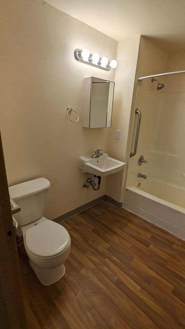 McMinnville Apartment: 855 SE Ford St